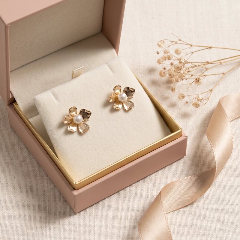 Gift box: Gold Pearl Flower Stud Earrings