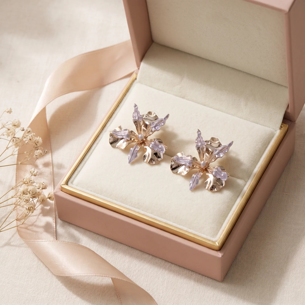 Gift box: Two-Tone Flower Stud Earrings