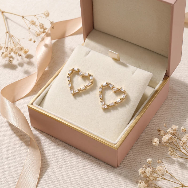 Gift box: Gold Baguette Heart Earrings