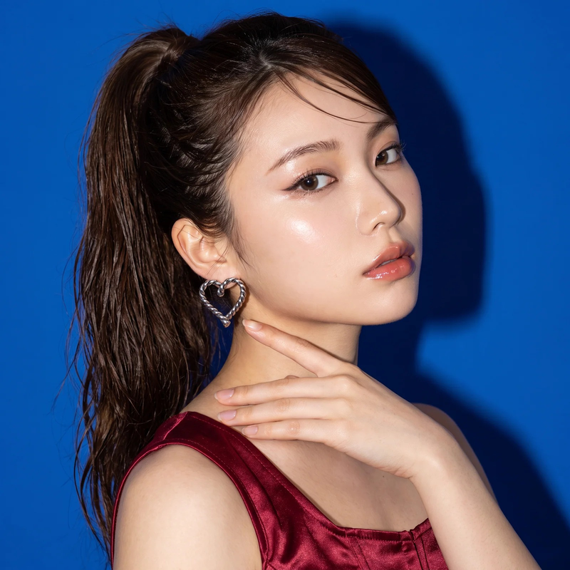 Model wearing Silver Twisted Rope Heart Earrings