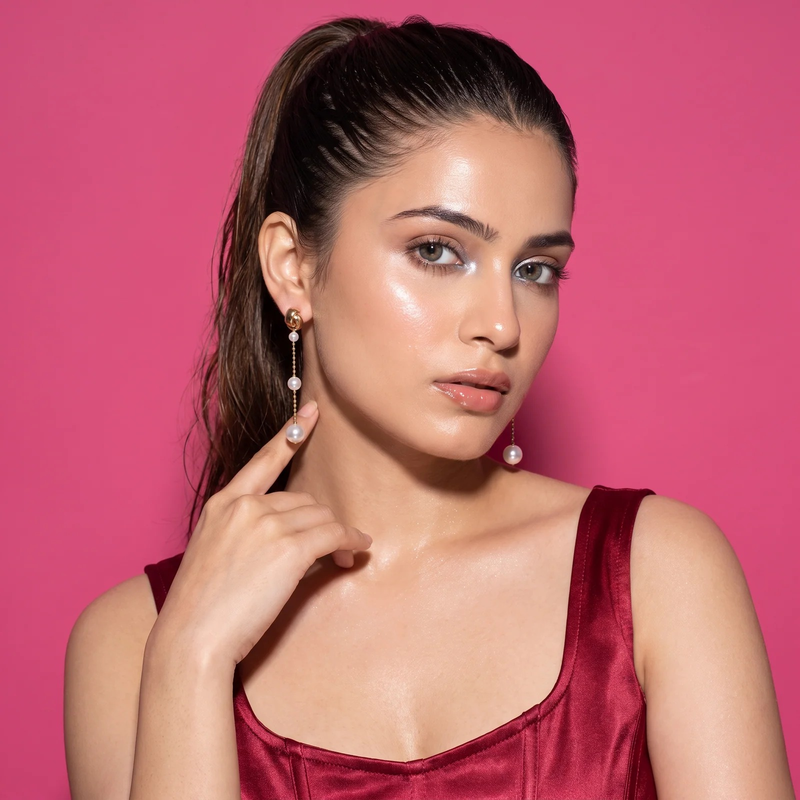 Model wearing Graduated Pearl Chain Drop Earrings