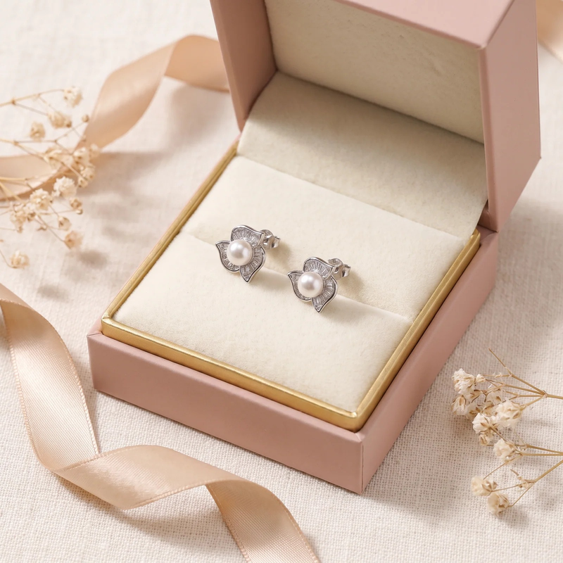 Gift box: Pearl & Crystal Flower Stud Earrings